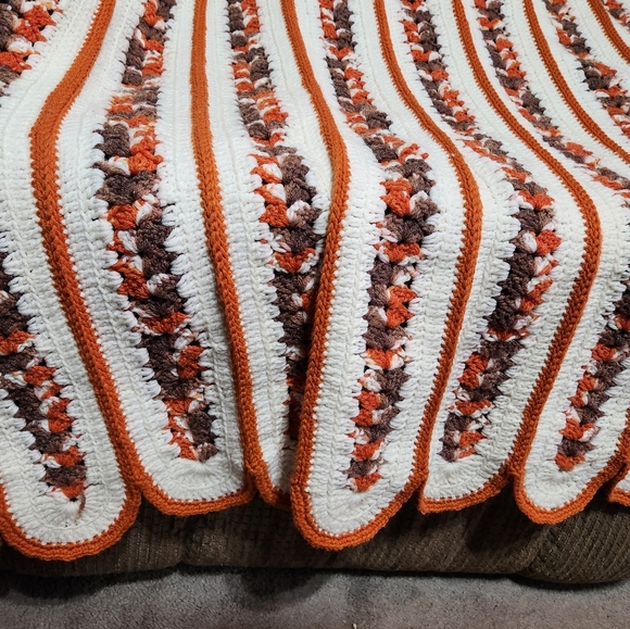 Vtg Afghan Throw Scalloped Edge Hand Crocheted Fall Thanksgiving Colors 48x50in - Picture 9 of 9